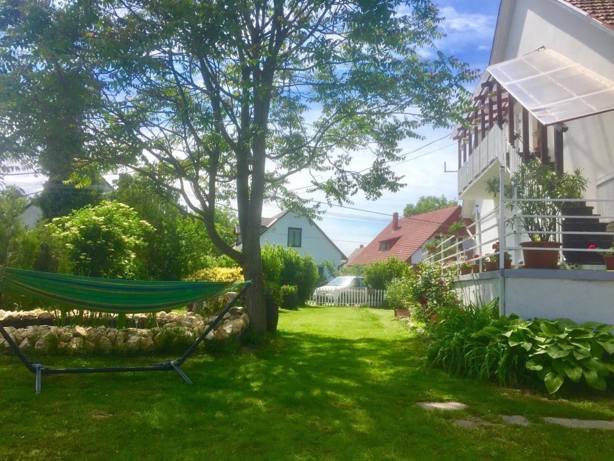 Lelle -Kert Apartman 03 Balatonlelle Buitenkant foto