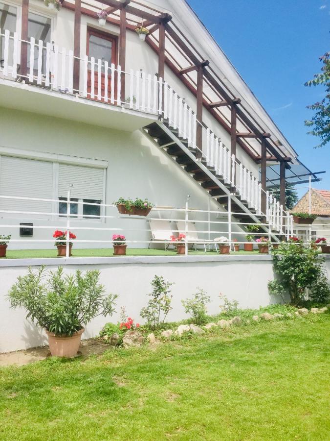 Lelle -Kert Apartman 03 Balatonlelle Buitenkant foto