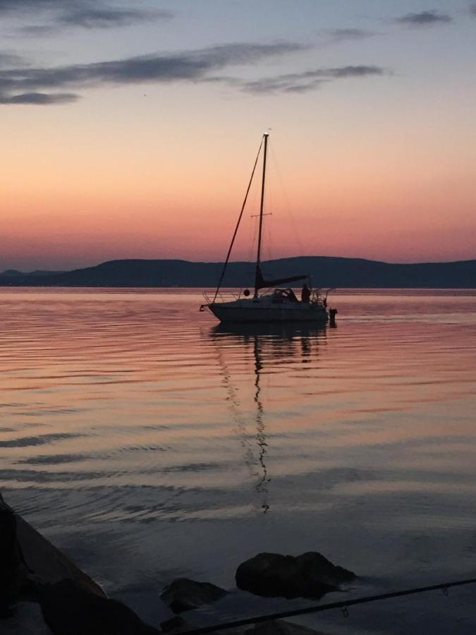 Lelle -Kert Apartman 03 Balatonlelle Buitenkant foto