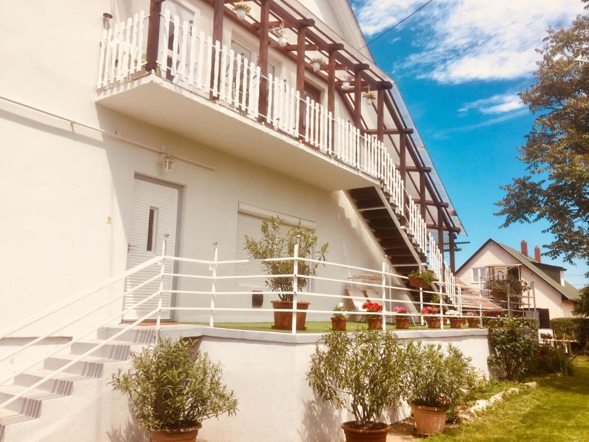 Lelle -Kert Apartman 03 Balatonlelle Buitenkant foto