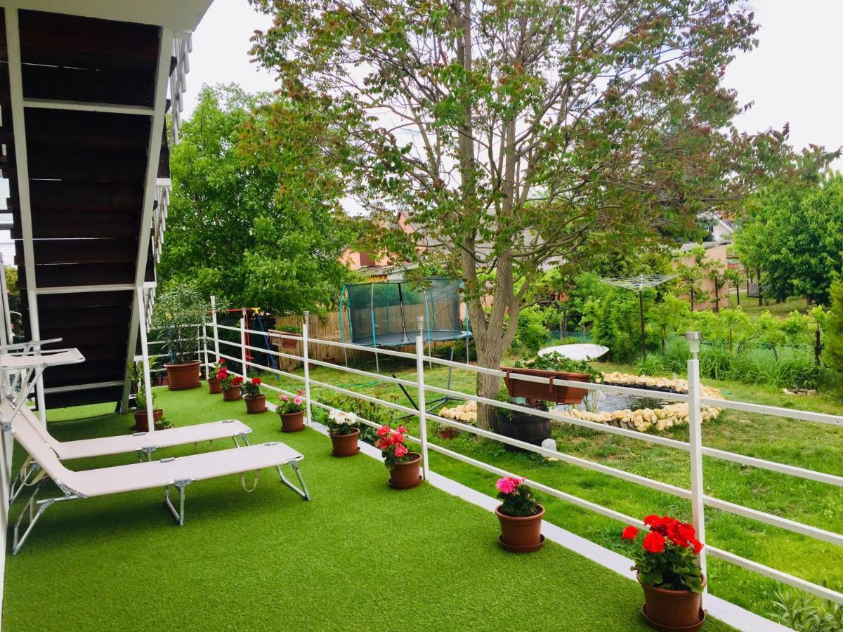 Lelle -Kert Apartman 03 Balatonlelle Buitenkant foto